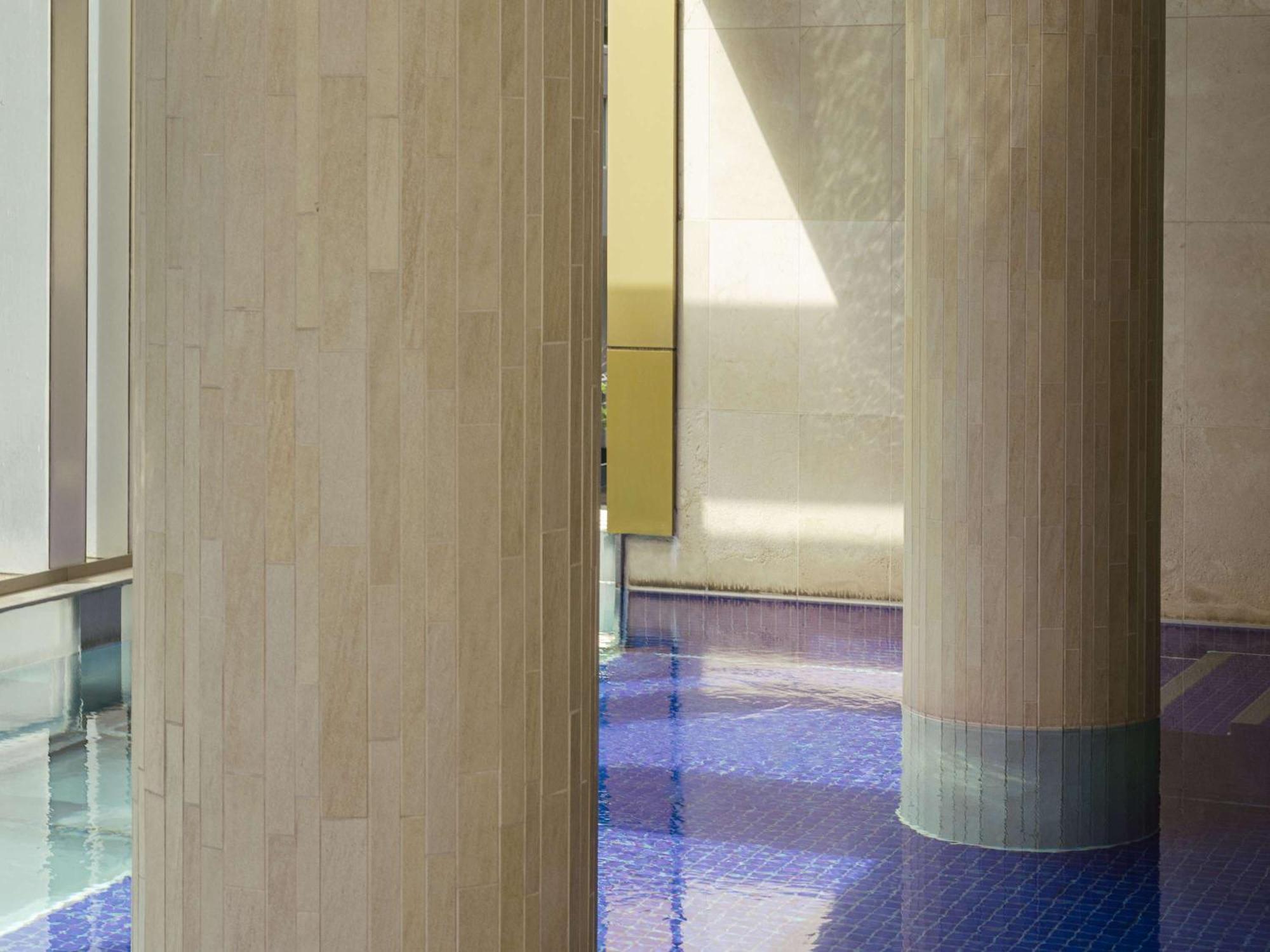 The Olsen Melbourne Art Series Luaran gambar The floor of the main hall