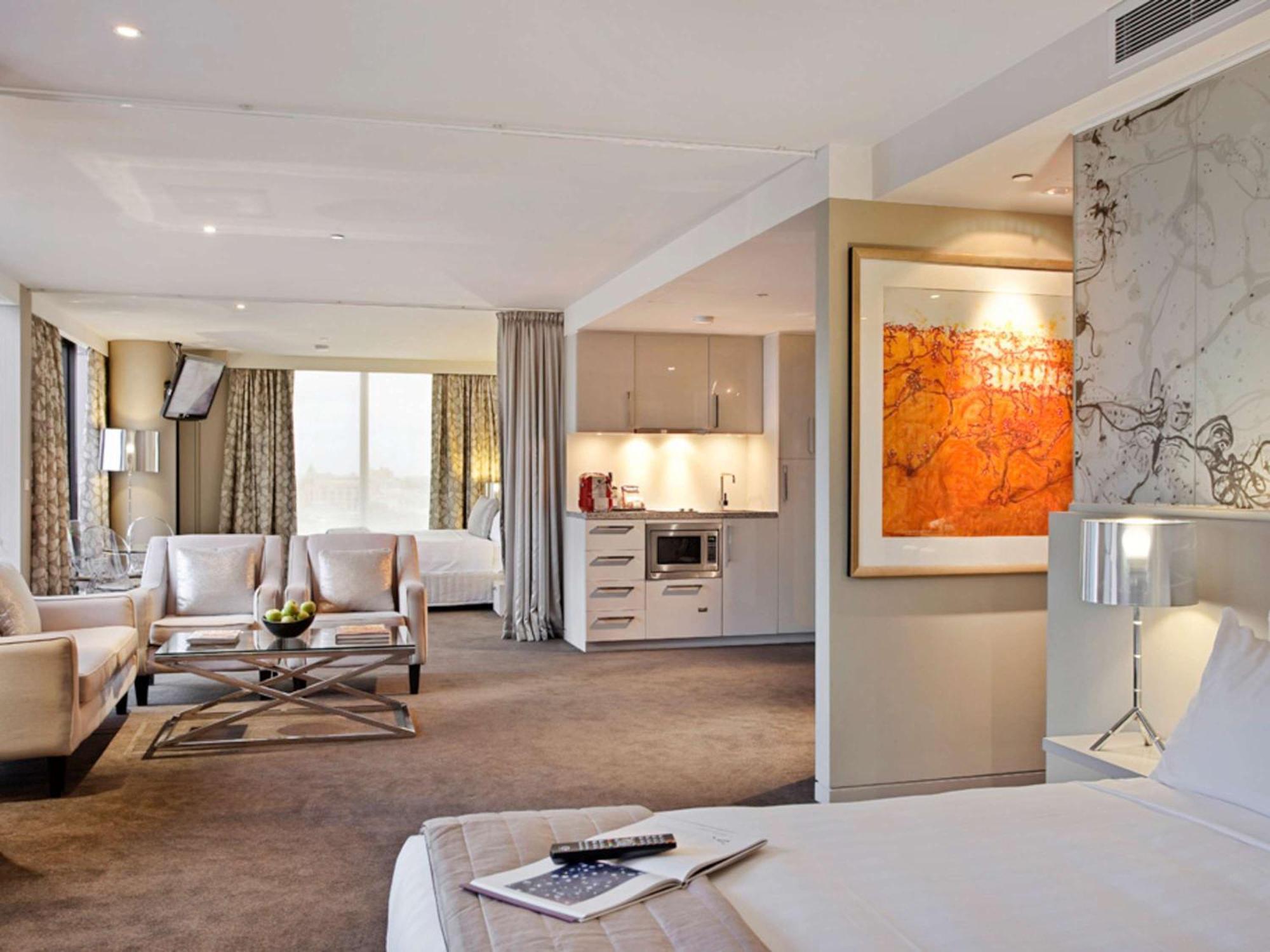 The Olsen Melbourne Art Series Luaran gambar A suite at the Mandarin Oriental, Paris