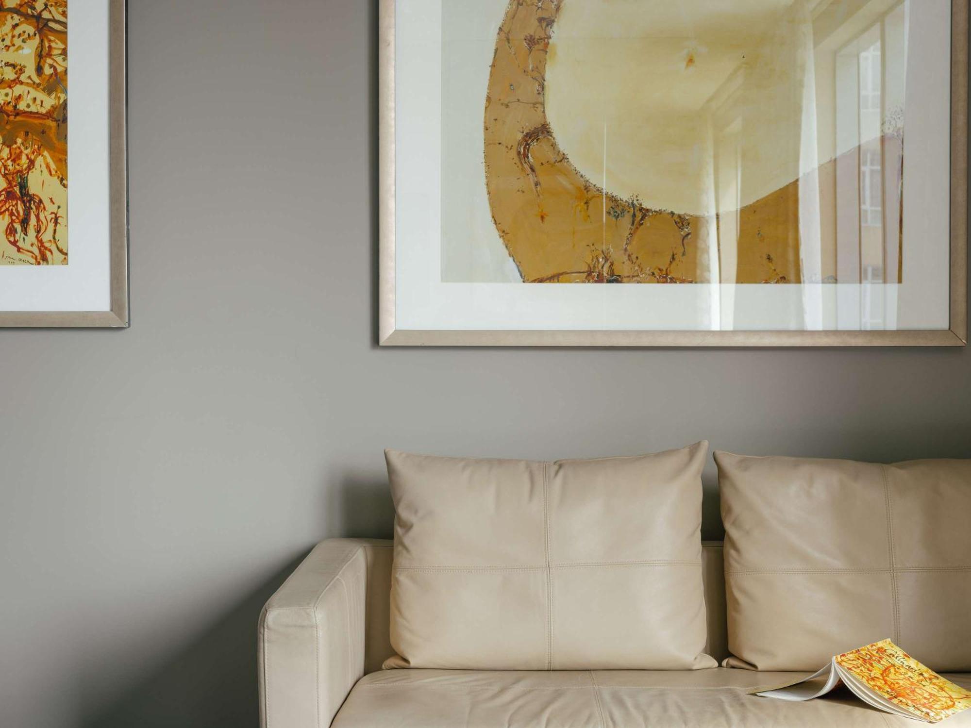 The Olsen Melbourne Art Series Luaran gambar A room with a sofa