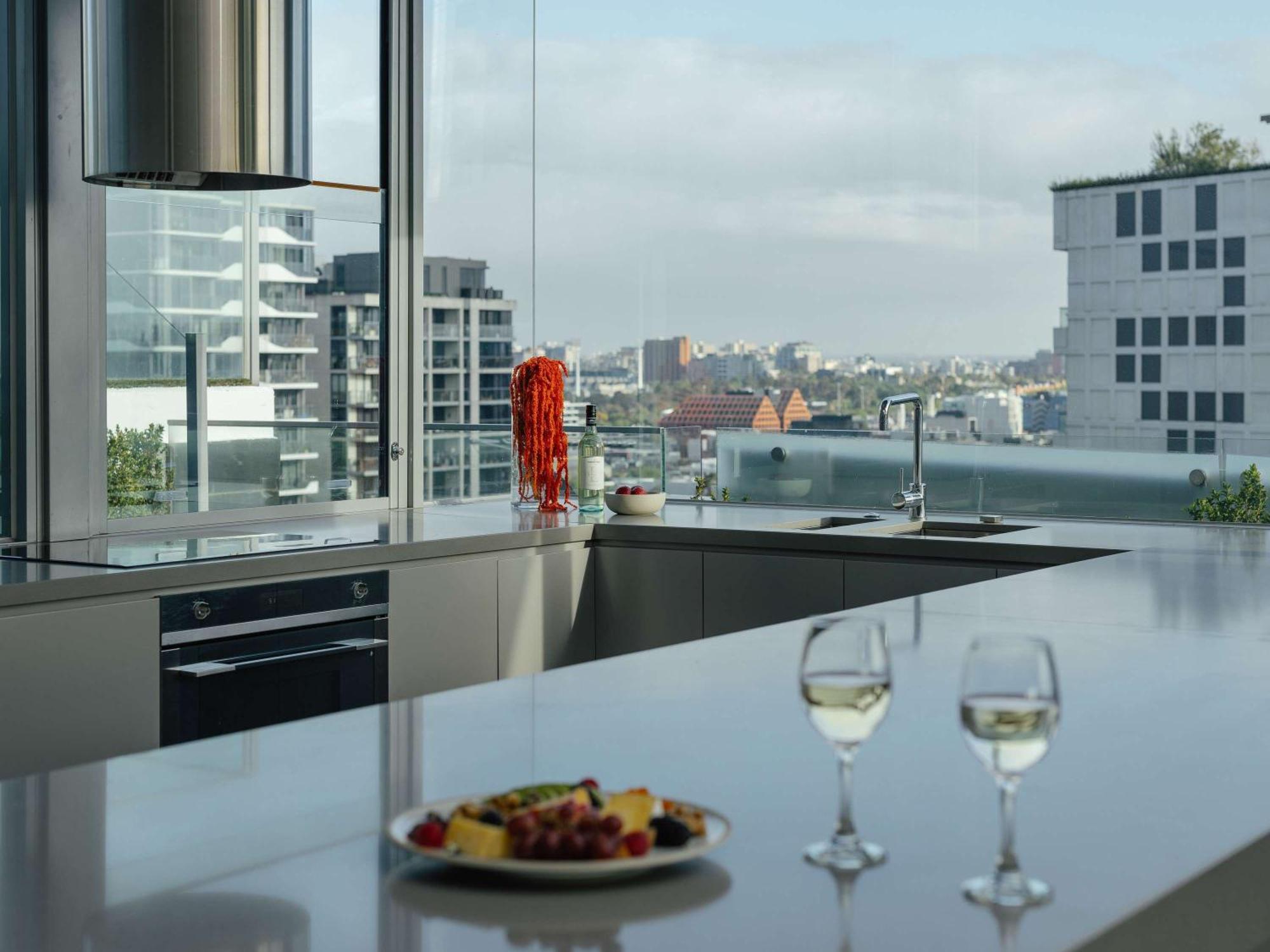 The Olsen Melbourne Art Series Luaran gambar A kitchen with a view
