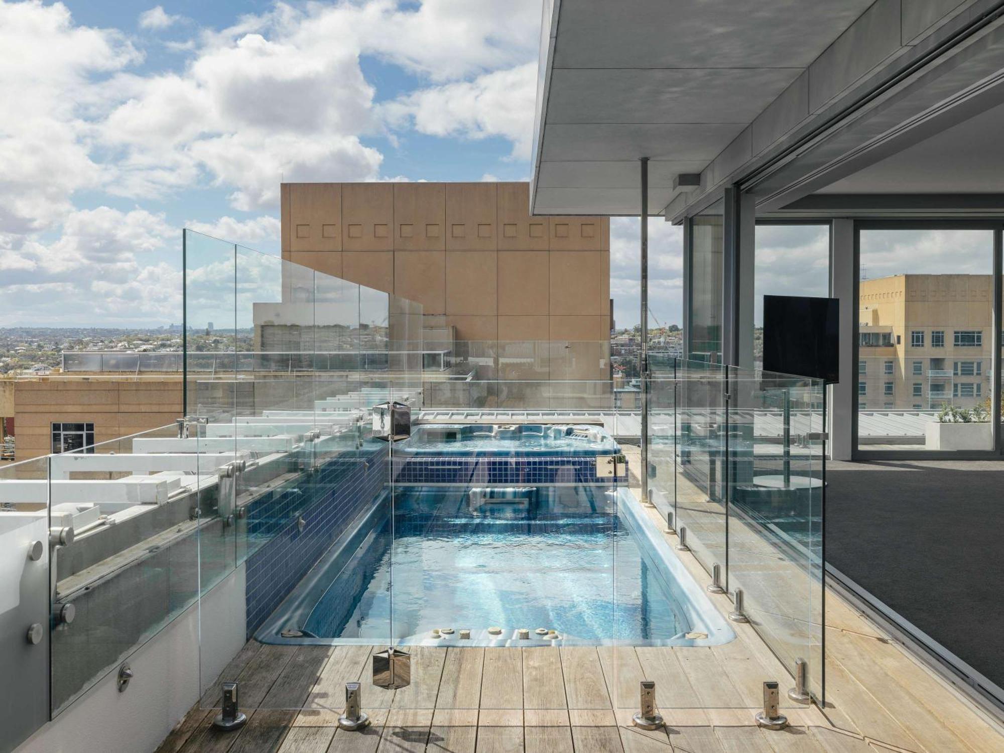 The Olsen Melbourne Art Series Luaran gambar The rooftop pool at the hotel