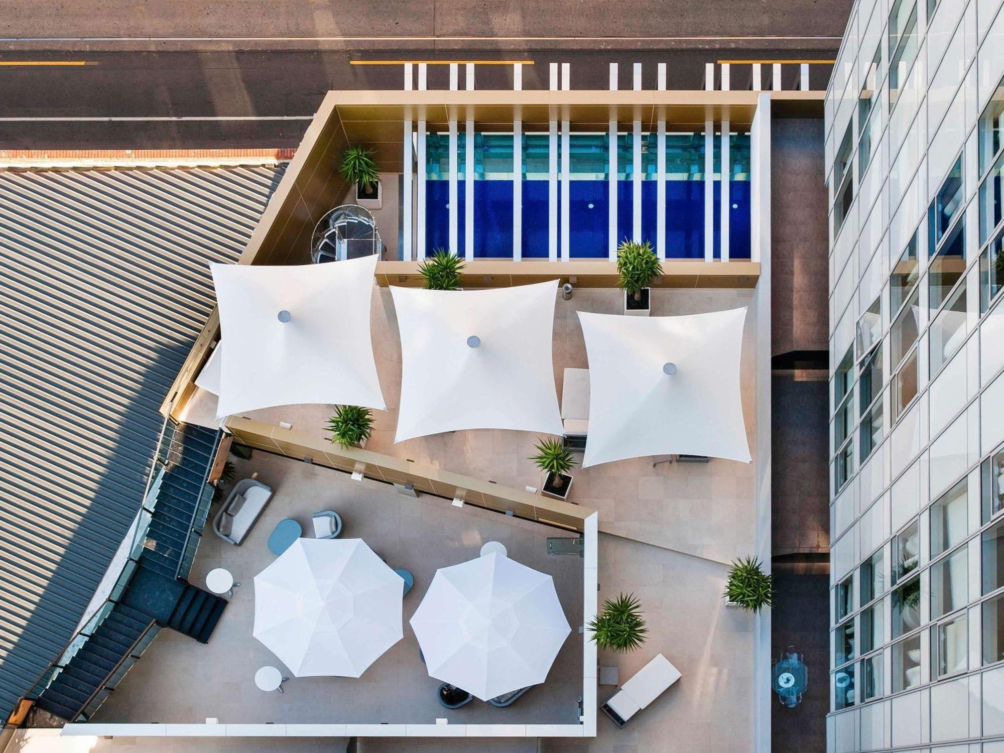 The Olsen Melbourne Art Series Luaran gambar The rooftop pool at the hotel